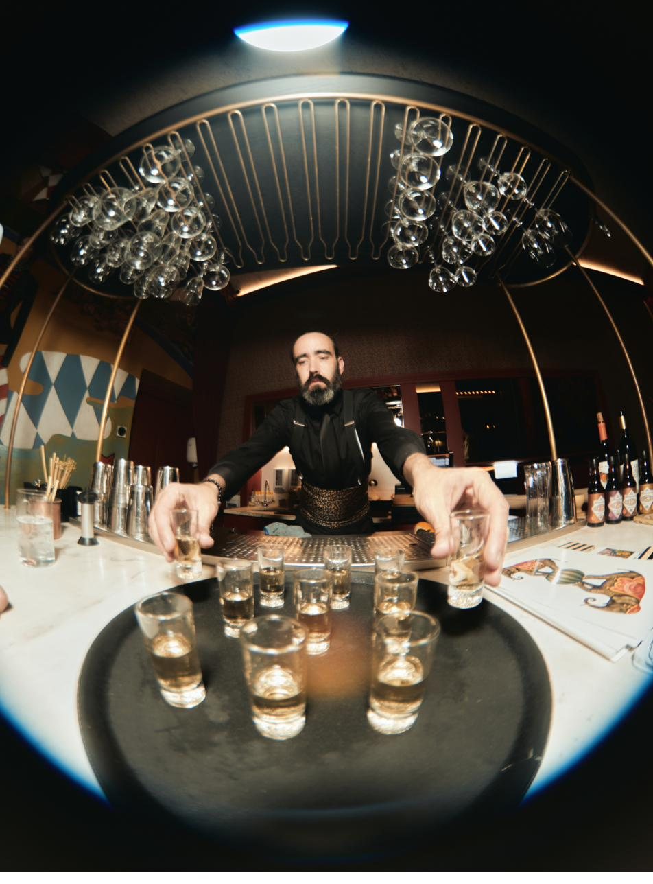 Bartender ao balcão