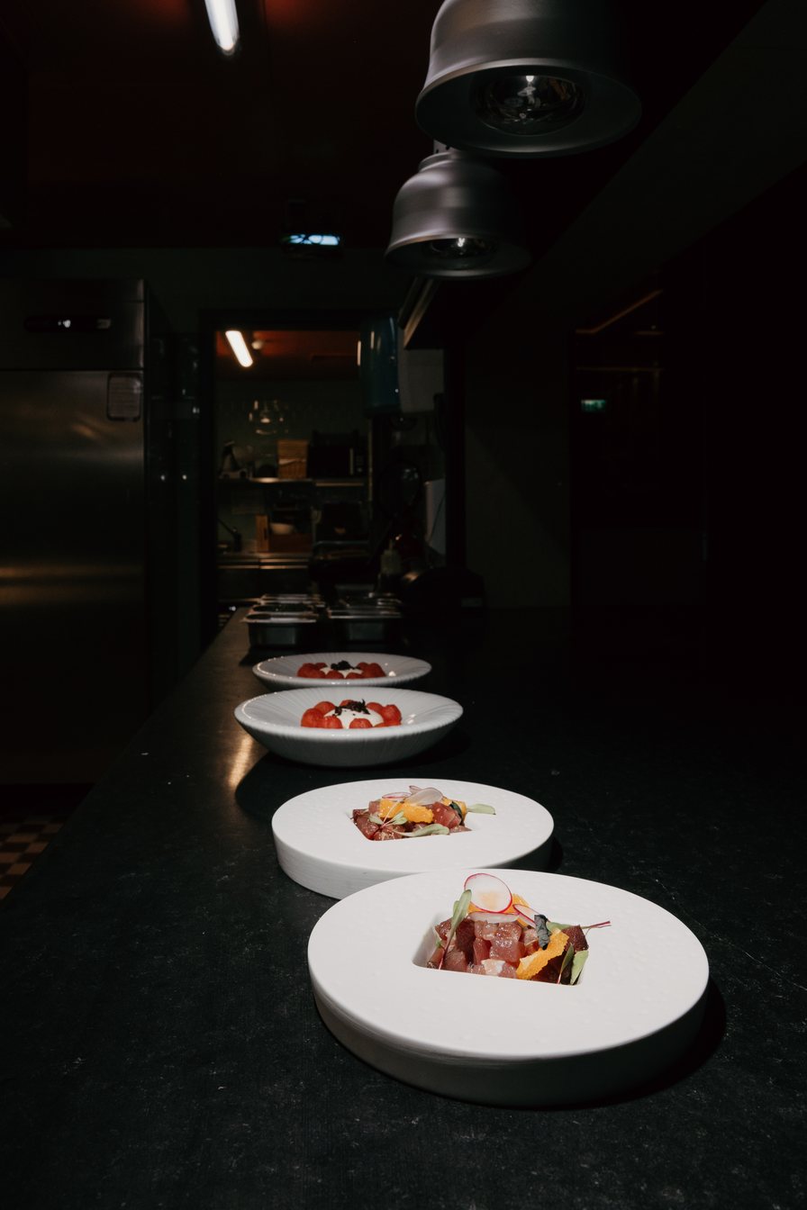 Pratos de cozinha italiana servidos à mesa numa noite de Dinner Show no GIO