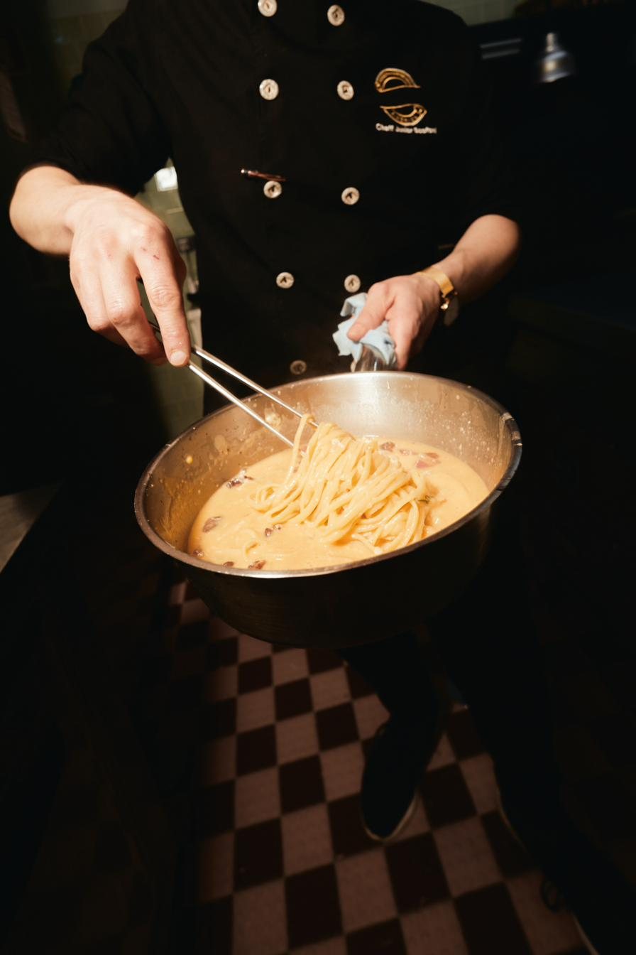Pasta no tacho na cozinha do GIO