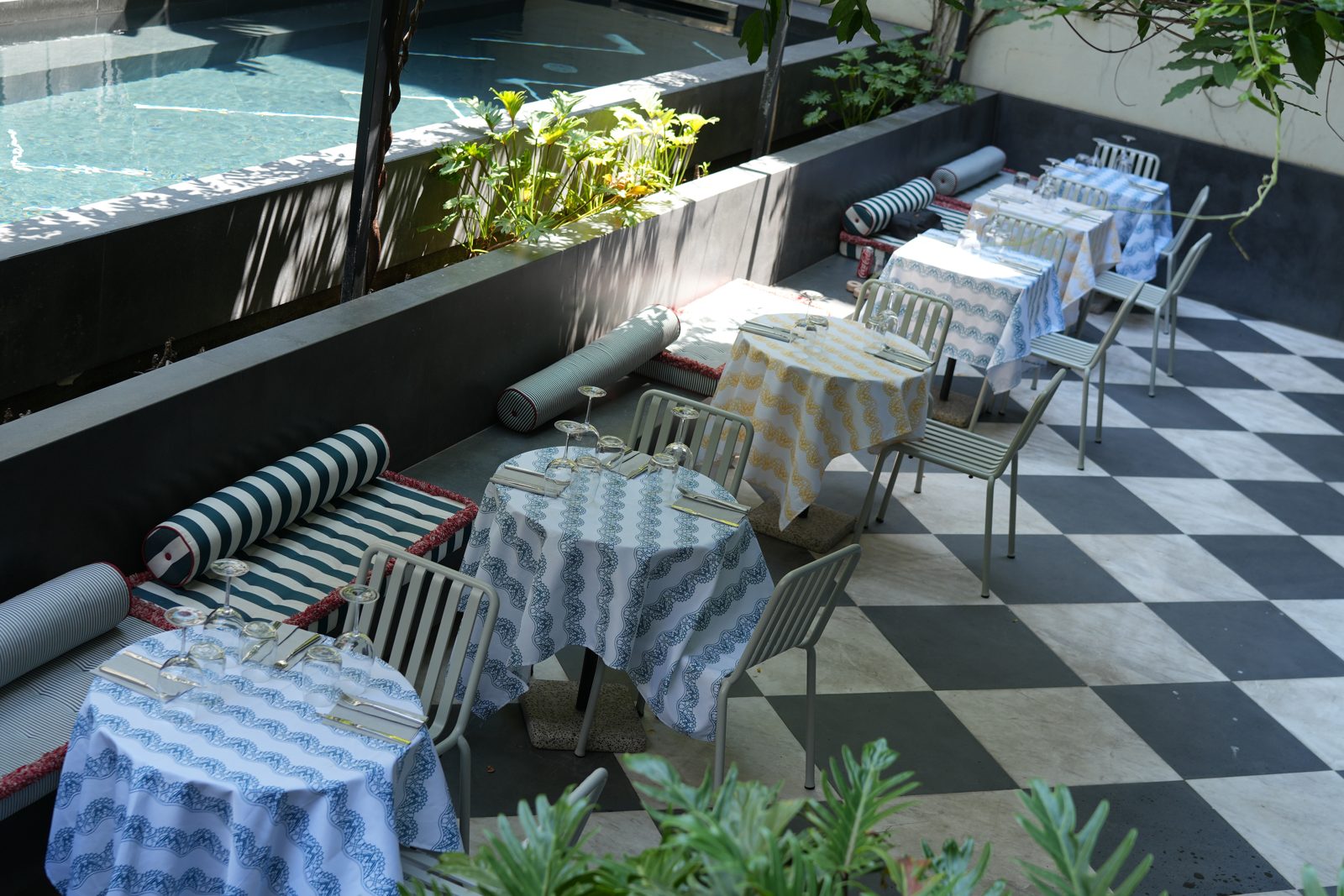 Terraço do GIO no Porto, mesas e piso em xadrez